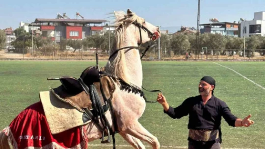 Aydınlı işadamı Yaralı'dan Köşk'e jest, çocuklar eğlendi veliler mutlu oldu