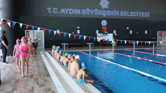 Aydınlı Minikler Büyükşehir Belediyesi ile yüzmeyi öğreniyor