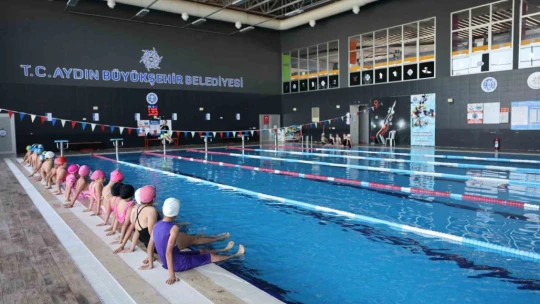 Aydınlı Minikler Büyükşehir Belediyesi ile yüzmeyi öğreniyor