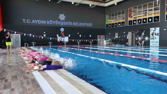 Aydınlı Minikler Büyükşehir Belediyesi ile yüzmeyi öğreniyor