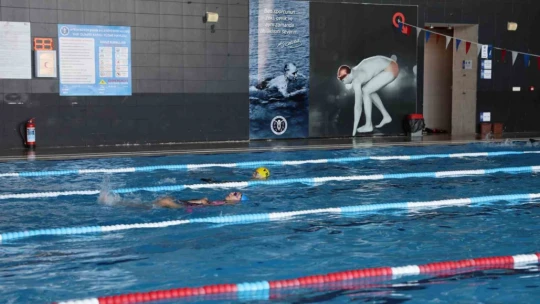 Aydınlı Minikler Büyükşehir Belediyesi ile yüzmeyi öğreniyor