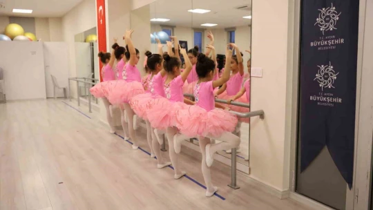 Aydınlı minikler Büyükşehir'in kurslarıyla bale öğreniyor