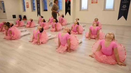 Aydınlı minikler Büyükşehir'in kurslarıyla bale öğreniyor