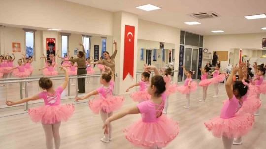 Aydınlı minikler Büyükşehir'in kurslarıyla bale öğreniyor