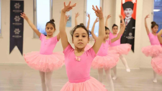 Aydınlı minikler Büyükşehir'in kurslarıyla bale öğreniyor