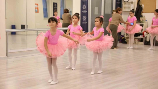 Aydınlı minikler Büyükşehir'in kurslarıyla bale öğreniyor