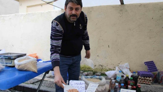 Aydınlı pazarcı izinsiz tadımdan şikayetini hazırladığı etiket ile dile getiriyor