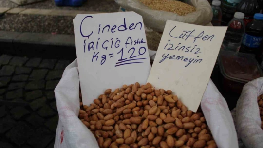 Aydınlı pazarcı izinsiz tadımdan şikayetini hazırladığı etiket ile dile getiriyor