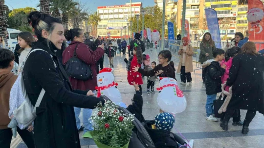 Aydınlılar yeni yıla yapay kar yağışı altında giriyor
