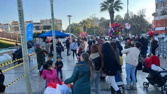 Aydınlılar yeni yıla yapay kar yağışı altında giriyor