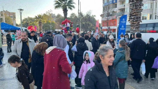 Aydınlılar yeni yıla yapay kar yağışı altında giriyor
