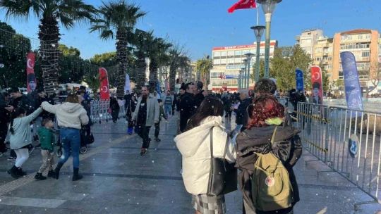 Aydınlılar yeni yıla yapay kar yağışı altında giriyor