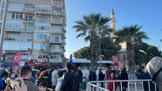 Aydınlılar yeni yıla yapay kar yağışı altında giriyor