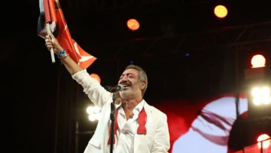 Aydınlılar Zafer Bayramı'nı ünlü santçıyla kutladı