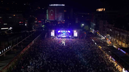 Aydınlılar Zafer Bayramı'nı ünlü santçıyla kutladı