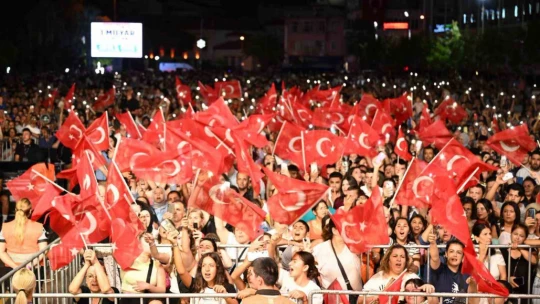 Aydınlılar Zafer Bayramı'nı ünlü santçıyla kutladı