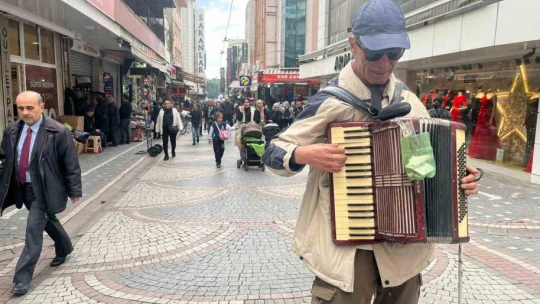 Aydınlılara müzik ziyafeti sunuyor
