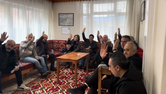AYED'de Başkan Gür güven tazeledi