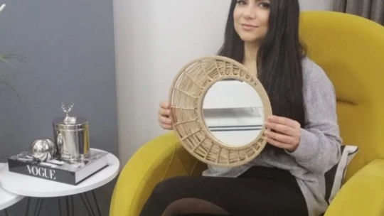 Bambu çubukları ve hasırla tasarladığı aynalar, yoğun talep görüyor