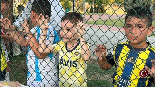 Babaları sahada çocuklar ise tribünde ter döktü