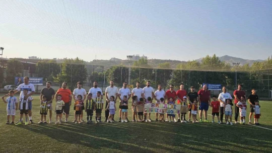 Babaları sahada çocuklar ise tribünde ter döktü