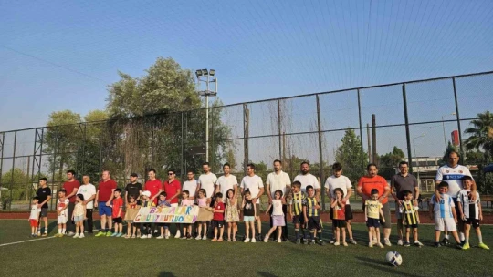Babaları sahada çocuklar ise tribünde ter döktü