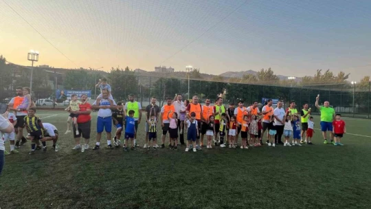 Babaları sahada çocuklar ise tribünde ter döktü