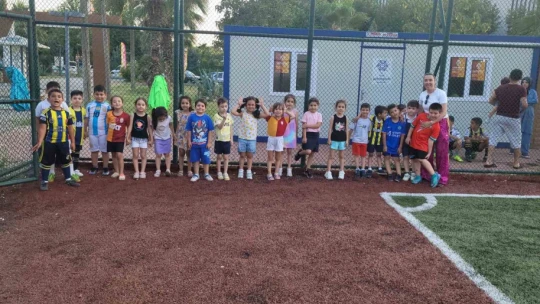 Babaları sahada çocuklar ise tribünde ter döktü