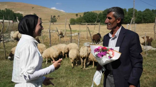 Babası sınav çıkışı çiçekle karşılamıştı, müjdeli haberi telefonla verdi