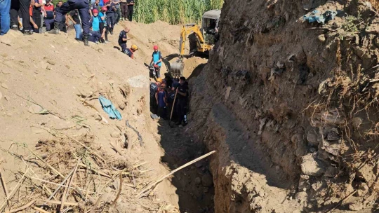 Babasına yardıma gelen oğul, göçük altında kaldı