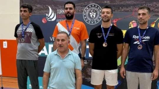 Badminton Veteranlar Türkiye Şampiyonası Kuşadası'nda tamamlandı