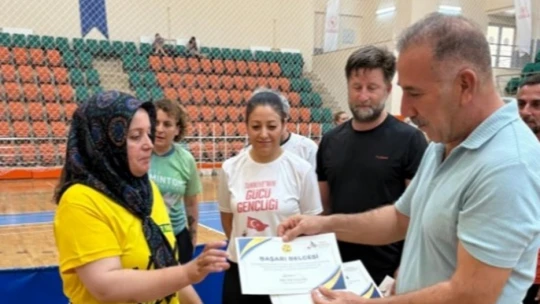 Badminton Veteranlar Türkiye Şampiyonası Kuşadası'nda tamamlandı