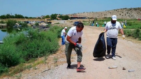 Bafa Gölü'nden bir kamyon çöp çıktı