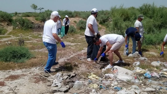 Bafa Gölü'nden bir kamyon çöp çıktı