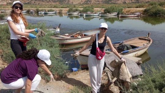 Bafa Gölü'nden bir kamyon çöp çıktı