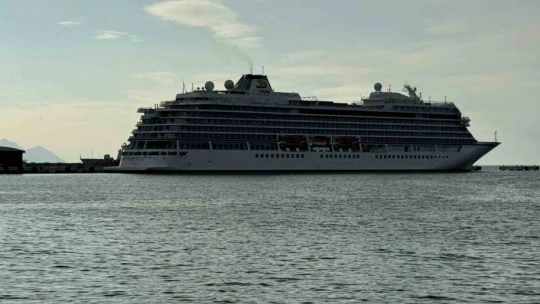 Bahama bayraklı kruvaziyer Kuşadası'na yanaştı