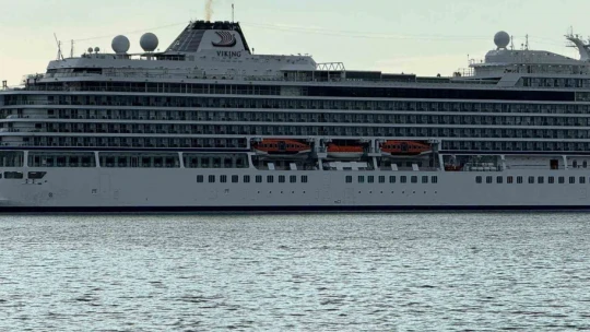 Bahama bayraklı kruvaziyer Kuşadası'na yanaştı