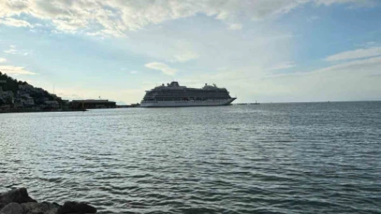 Bahama bayraklı kruvaziyer Kuşadası'na yanaştı