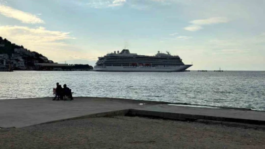 Bahama bayraklı kruvaziyer Kuşadası'na yanaştı