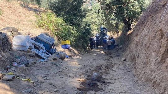 Bahçe yolunda feci kaza: Anne-baba hayatını kaybetti, çocukları yaralandı