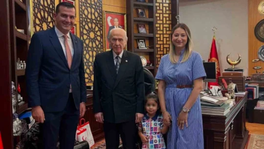 Bahçeli hayranı Minik Hilal, Devlet Dedesi'nin elini öptü