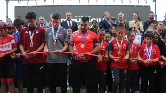 Bakan Bak: 'Türkiye bir spor devrimi yaşamaktadır'