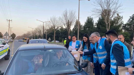 Bakan Işıkhan, sürücülere iftariyelik dağıttı