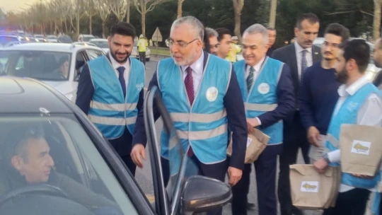 Bakan Işıkhan, sürücülere iftariyelik dağıttı
