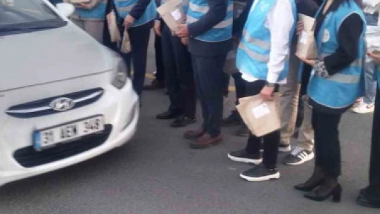 Bakan Işıkhan, sürücülere iftariyelik dağıttı