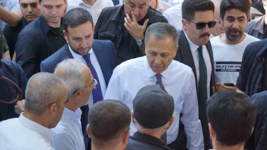 Bakan Yerlikaya'ya Aydın'da vatandaşlardan yoğun ilgi