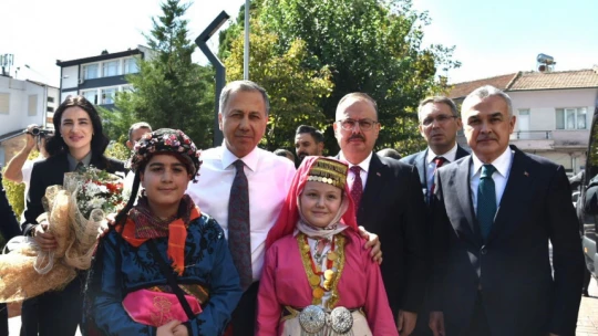 Bakan Yerlikaya'ya Aydın'da vatandaşlardan yoğun ilgi