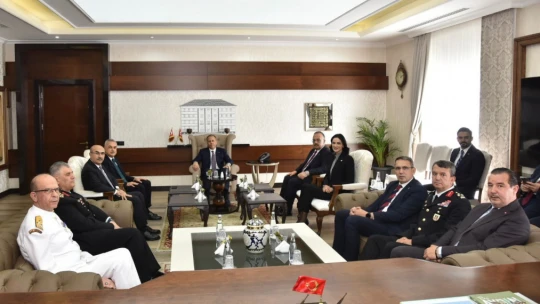 Bakan Yerlikaya'ya Aydın'da vatandaşlardan yoğun ilgi