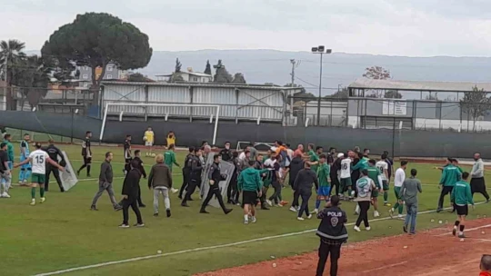 BAL Ligi'ndeki karşılaşma sonunda yumruk ve tekmeler havada uçuştu