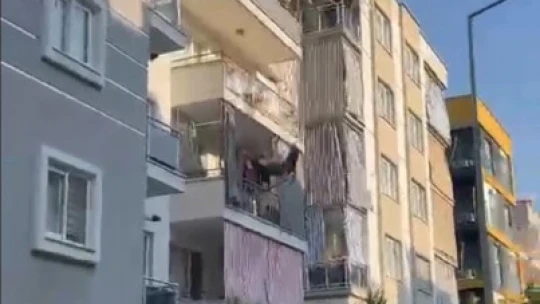 Balkona çıkıp kendini boşluğa bırakan kadın ağır yaralandı